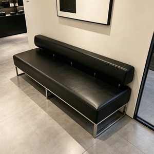 Banc long en cuir véritable de qualité supérieure pour les zones de détente – idéal comme banc de bout de lit dans une chambre ou comme siège long élégant. - Product Image 2
