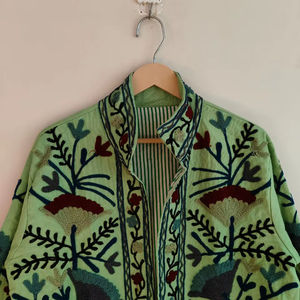 Chaqueta Suzani Verde de Algodón Hecha a Mano, Bordado Étnico Artesanal, Abrigo Boho de Invierno, Prenda Artística para Festivales, Chaqueta Bordada - Product Image 1