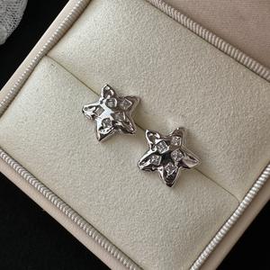 ต่างหูเงินแท้ S925 ดีไซน์ดาว สำหรับฤดูใบไม้ร่วงและฤดูหนาว สไตล์ยุโรป-อเมริกัน ย้อนยุค แฟชั่นหรูหราเบาๆ ดีไซน์เฉพาะตัว ประดับคริสตัล - Product Image 3