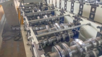 Machine de formage de panneaux de profilés métalliques pour tuiles à lamelles architecturales avec moteur à engrenages