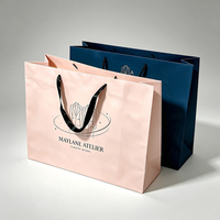 Sacs en papier couché imprimés sur mesure élégants avec logo, poignées en ruban de satin, sacs fourre-tout de luxe pour boutiques de mode et vêtements