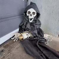 Décoration d'Halloween Squelette Suspendu avec Lanterne, Fantôme Effrayant du Grim Reaper avec Chaînes en Fer pour Décoration de Fête Maison Hantée