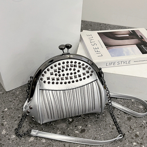 Sac à main élégant pour femme, avec doublure en polyester, design à rivets et pompons. Sac à main de luxe de créateur.2806 - Product Image 4