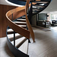 Escalier en arc intérieur sur mesure en chêne blanc avec marches en bois et montantes en acier hélicoïdal, design incurvé