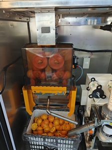 Distributeur automatique de jus d'orange frais avec scellage de gobelets pour parc d'attractions - Product Image 5