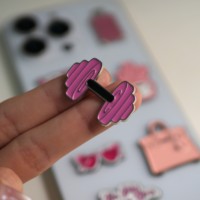 Épinglette en émail souple personnalisable, stock usine 2026 |   Autocollant de téléphone personnalisé avec gravure rose Pilates et design de luxe