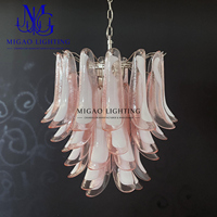 Lustre français de luxe médiéval en verre de Murano, pendentif artisanal en forme de fer à cheval dégradé rose-blanc superposé, pour la décoration intérieure de villa