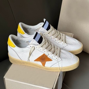 Sneakers de créateur pour hommes avec cuir vieilli et motifs étoiles dorées luxueux, très attrayantes et adaptées aux sports de plein air. - Product Image 1