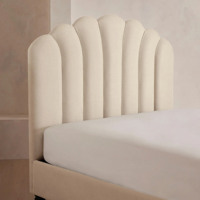 Lit plateforme King Size en lin crème français avec tête de lit festonnée et capitonnée, pieds tournés, cadre de lit pour chambre à coucher, mobilier de maison
