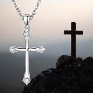Ciondolo a Croce in Acciaio Inossidabile con Zirconi, Placcato in Rodio, Gioiello Religioso Unisex, Regalo Portafortuna - Product Image 1