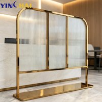 Paravents de séparation de pièce en acier inoxydable sur mesure YINGHAI, écran autoportant de luxe avec cadre incurvé et panneaux en verre cannelé
