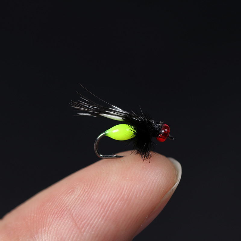 ailes tachetées de gris jaune-vert