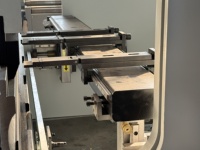 Spécialiste du traitement des tôles Presse plieuse CNC servo électro-hydraulique 4 + 1 axes 130 tonnes