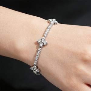 Bracelet en diamant de laboratoire Starsgem Trèfle à 4 feuilles en or massif 18 carats - Product Image 4