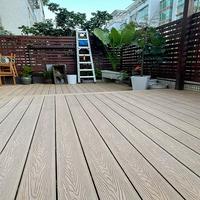 Terrasse extérieure en WPC durable - Matériau composite résistant à la décoloration et à longue durée de vie, adapté aux terrasses de jardin.