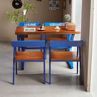 Combinaison table à manger et chaises carrées en bois massif de fer de style industriel et écologique pour les espaces commerciaux de bar de restaurant
