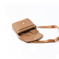 Sac à bandoulière personnalisé avec logo, rabat marron, sangle réglable, quincaillerie dorée, sac à main décontracté, fabricant OEM ODM