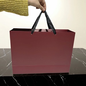 Bán buôn 230gsm sang trọng các tông mua sắm túi giấy tùy chỉnh in với logo của riêng bạn thương hiệu nổi tiếng quà tặng cho quần áo sử dụng - Product Image 6