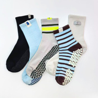 Chaussettes de yoga antidérapantes en coton de haute qualité OEM avec étiquette personnalisée, chaussettes de Pilates antidérapantes en coton pour femmes