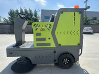 Machine de balayage autopropulsée avec suppression de la poussière par pulvérisation pour le nettoyage des entrepôts, des parcs logistiques, des centres commerciaux et des sols d'usine