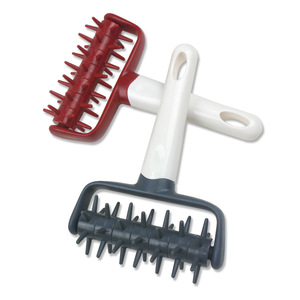 Rullo Multi-Punto <span class=keywords><strong>per</strong></span> Forare la <span class=keywords><strong>Pizza</strong></span> <span class=keywords><strong>con</strong></span> Impugnatura Comoda <span class=keywords><strong>per</strong></span> una Preparazione Facile e Uniforme della Crosta - Product Image 3