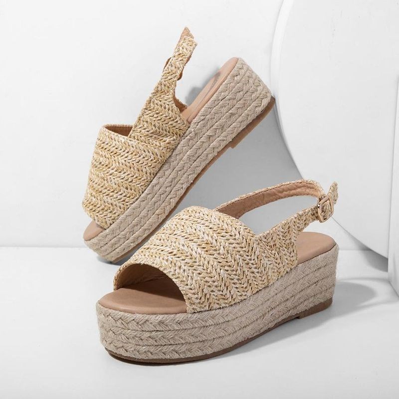 El calzado de yute y rafia (de firmas como Stradivarius y Zara) vestirá  nuestros pies durante los meses de primavera y verano