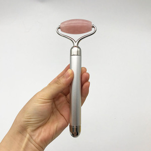 Nuevo <span class=keywords><strong>Rodillo</strong></span> <span class=keywords><strong>Facial</strong></span> Eléctrico <span class=keywords><strong>de</strong></span> <span class=keywords><strong>Cuarzo</strong></span> Rosa 3 en 1, <span class=keywords><strong>Masajeador</strong></span> <span class=keywords><strong>Facial</strong></span> Vibrador <span class=keywords><strong>de</strong></span> Jade, Color Rosa, Tamaño y Empaque Personalizables - Product Image 5