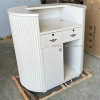 Bureau de réception doré avec bord doré rayé et autres éclairages Bureau caissier haut de gamme
