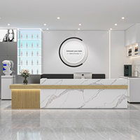Comptoir de bar en bois moderne minimaliste pour réception d'entreprise et bureau de vente pour information dans le hall de l'hôtel et bureau de caissier de salon de beauté