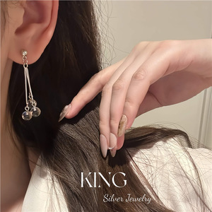 Boucles d'oreilles pendantes KING en argent sterling 925 avec cristaux blancs et pompons, bijoux pour femmes à porter au quotidien - Product Image 1