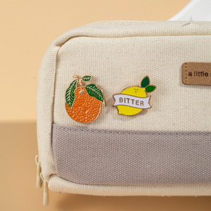 Neue Mode Cartoon Obst Brosche Pin Weiche Emaille Metall Anstecknadeln Erdbeer Orange Zitrone Abzeichen für Hut Kleidung Tasche Schmuck - Product Image 2