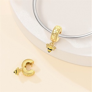 Este colgante de cobre blanco bañado en oro, con diseño de libélula y abeja en forma de corazón, es perfecto como accesorio de moda. - Product Image 4