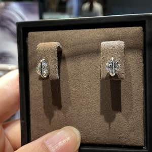 Boucles d'oreilles fines en argent pur S925, luxe léger, haut de gamme, diamant unique, design de diamant à haute teneur en carbone - Product Image 3