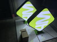 Enseigne en acier inoxydable avec lettres en relief 3D illuminées, logo publicitaire LED, boîte à lumière LED en acrylique