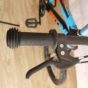 Vélo de montagne pour enfants de 16 pouces pour garçons et filles avec fourche à suspension avant, cadre en acier carbone, freins à tambour, porte-bagages arrière - Product Image 2