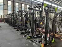 Station de musculation multifonctionnelle avec structure en acier, option rack de musculation et système Smith pour les squats