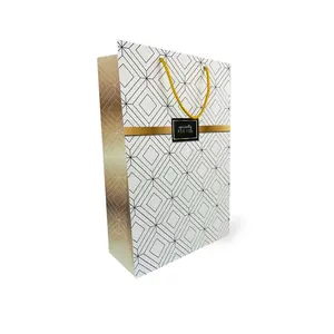 Ökologische braune papiertaschen mit quadratischem boden aus elfenbein feine hochzeits-/party-geschenktasche mit individuellem logo einkauf weiße papiertüte