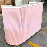 Comptoir de réception moderne rose avec façade cannelée améliorée pour salons de beauté, spas, instituts de manucure, salons de coiffure, halls d'accueil