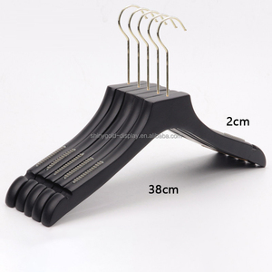 Cintre en bois personnalisé avec logo pour vêtements d'enfants, adultes et femmes, antidérapant, avec crochets dorés, en bois massif, de luxe, noir - Product Image 2