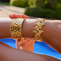 J & D Femmes Bold Minimalist Luxe Bracelet manchette en plaqué or 18 carats avec perle de verre Étoile de mer Bijoux empilables