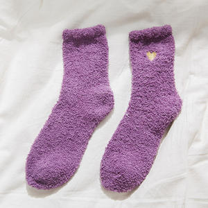 Vente en gros de chaussettes thermiques chaudes et douillettes pour femmes Chaussettes en éponge pour dormir à la maison Chaussettes d'hiver moelleuses à broderie pour femmes - Product Image 6