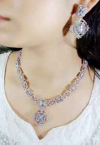 Ensemble de boucles d'oreilles collier clouté de diamants américains plaqués argent pour femme en laiton fait à la main Mang Tikka pour les mariages et les fêtes - Product Image 5