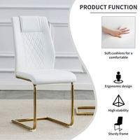 Chaise de salle à manger cantilever moderne de luxe à hauteur fixe en cuir PU blanc, pieds en forme de traîneau doré, dossier capitonné, pour mobilier de maison et événements.