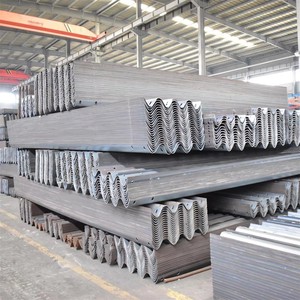 Barriera di Sicurezza a Tre Travi per Ponti, <span class=keywords><strong>Guardrail</strong></span> Stradale Zincato a Doppia Onda per Strade Rurali - Product Image 2