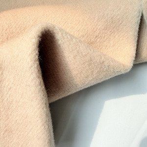 Tissu en laine cristalline ultra-lourde 760 GSM, 50 % laine, finition lisse, idéal pour la confection de manteaux d'hiver structurés - Product Image 1