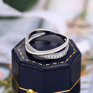 Anello Geometrico Multistrato con Zirconi per Donne, Elegante Gioiello da Dito per Matrimoni e Moda - Product Image 3