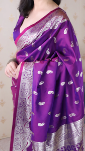 Sari elegante púrpura Banarasi de seda suave con intrincado diseño tejido Zari plateado perfecto para ocasiones festivas bodas - Product Image 4