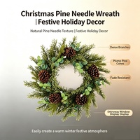 Guirlande de Noël artificielle avec des cônes de pin, des feuilles d'eucalyptus, guirlande à suspendre à la porte d'entrée pour la décoration murale de la maison pendant les fêtes