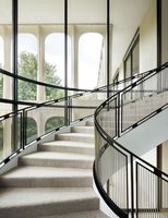 Escalier intérieur courbé au design artistique, avec verre trempé/fer forgé/garde-corps en câble, marches en marbre ou en bois, pour villa