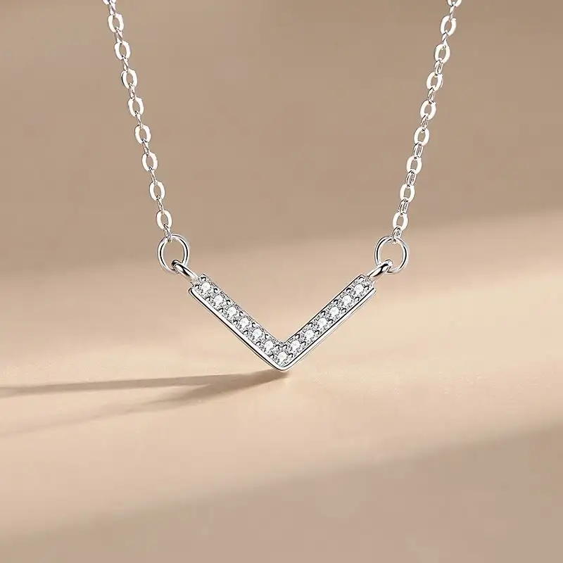14 Karat Weißgold plattiert Zirkonia Initial Halskette Chevron V Letter Bar Anhänger zierliche Halsketten für Frauen